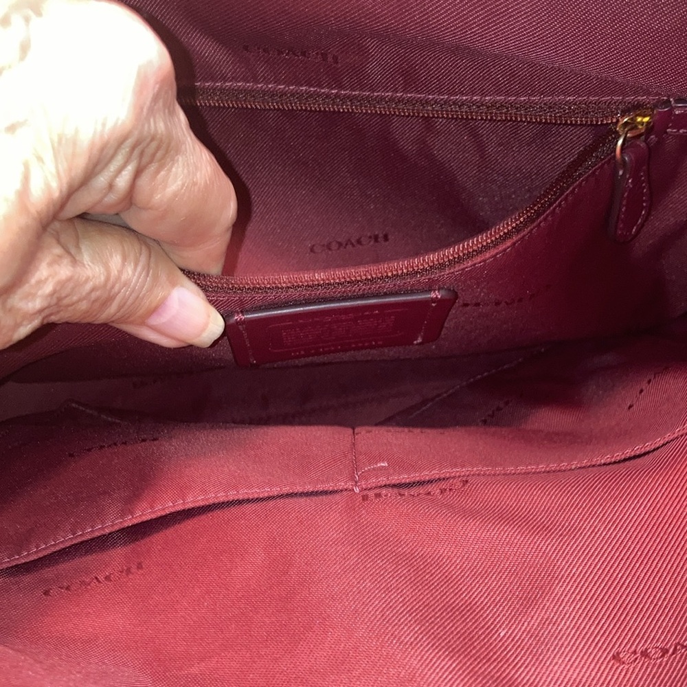 COACH lg. w/2 straps, front zip pocket w/zip & lock, tag on gt chain - Picture 9 of 14